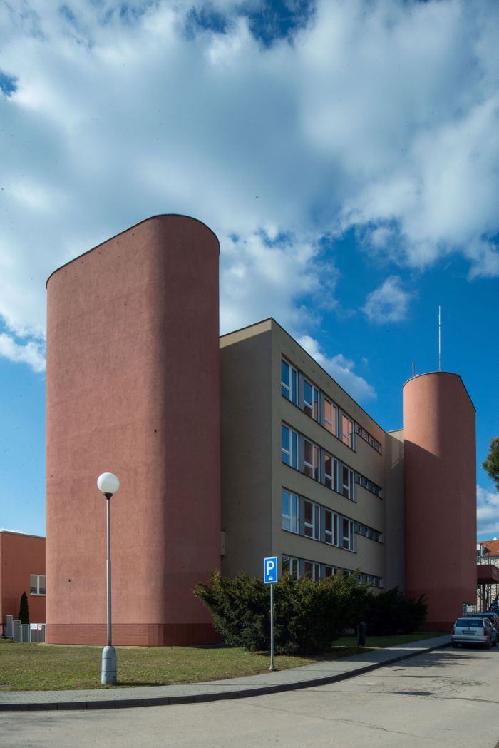 Gebäude des Bezirksausschusses KSC Znojmo, 1975-1979, Architektur: Milan Steinhauser