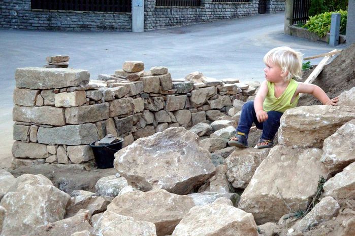 Haus W, Trockensteinmauer