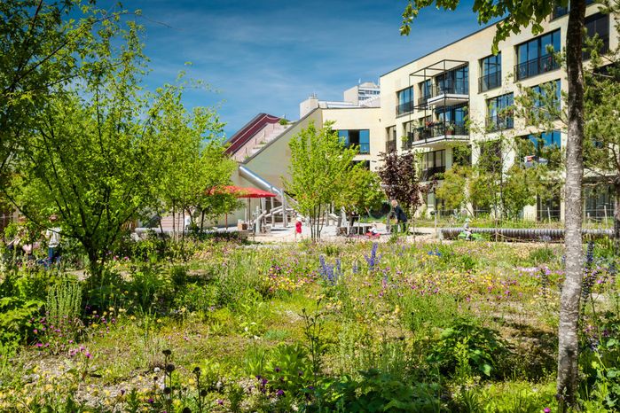 Bauträger: Genossenschaft Kalkbreite, Zürich, Liegenschaft: Wohn- und Gewerbebau Kalkbreite, Innenhof auf dem 2. OG über einem Tramdepot, naturnahe Bepflanzung mit Pflegekonzept