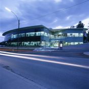 Haupteingang bei Nacht