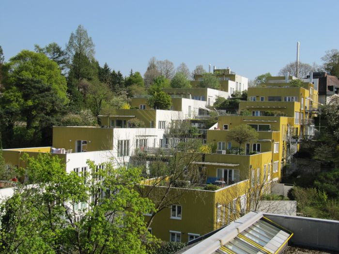 Filmstill 'Häuser für Menschen' | Nachbarschaftliches Wohnen Guglmugl – Filmstill 'Häuser für Menschen' | Nachbarschaftliches Wohnen Guglmugl, Architektur: Fritz Matzinger