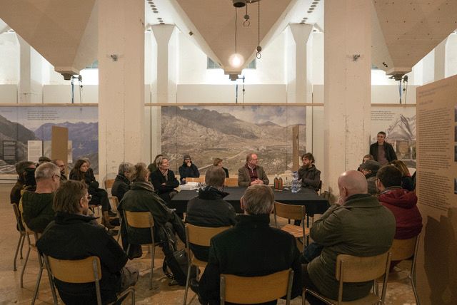 Gerold Kunz moderiert ein Fachgespräch zum Bauwerk Gotthard