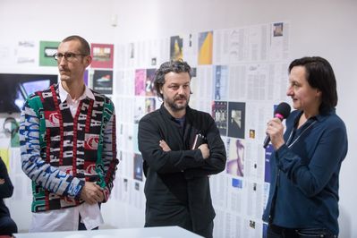 Das Kuratorenteam Michael Rieper, Mathieu Wellner und Heidi Pretterhofer bei der Eröffnung der Ausstellung "Don't Stop Thinking" im HDA