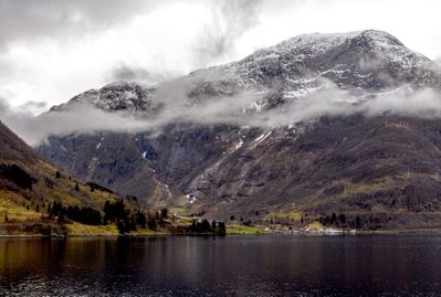 Dorf zwischen Fjord und Bergen in Mauranger, Norwegen