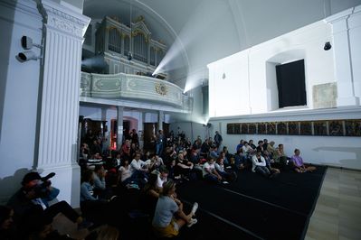 Holy Hydra 2018; BesucherInnen während einer Tanzperformance, Stadtpfarrkirche Urfahr / Grüner Anker, Linz