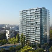 Tour Bois Le Prêtre nach dem Umbau. Die alte Fassade wurde entfernt und durch raumhohe Glasschiebetüren ersetzt; alle Wohnungen wurden durch vorgesetzte Wintergärten und Balkone ergänzt. Architekten: Druot, Lacaton & Vassal, Paris; Foto: Frédéric Druot
