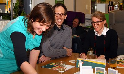 ...zu der charmante 'Behördenvertreter' alle zurück an den Tisch gerufen haben...