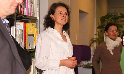 ...die Geschäftsführung die Besucher begrüßt hat...