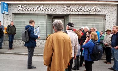 _04 – Wir stoßen auf ein leerstehendes Kaufhaus, das längst keine Ware mehr verkauft, aber immer noch eine Fassade.