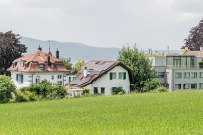 Nicht nur Schutz – Auf dem Dach kreuzen sich zahlreiche Ansprüche: unter anderem die Energiegewinnung.